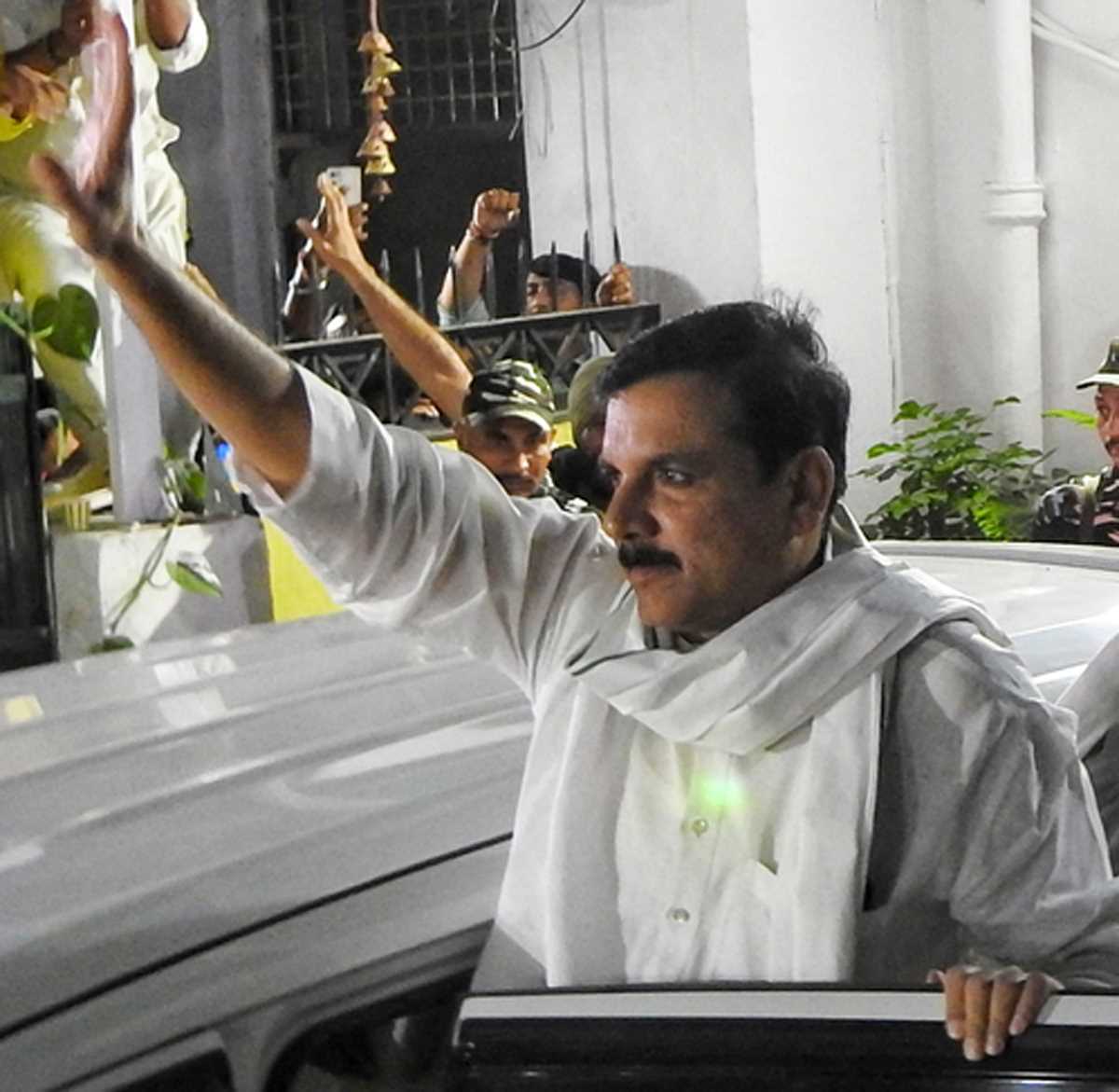 आप सांसद संजय सिंह की गिरफ्तारी पर विपक्ष ने भाजपा सरकार की आलोचना की